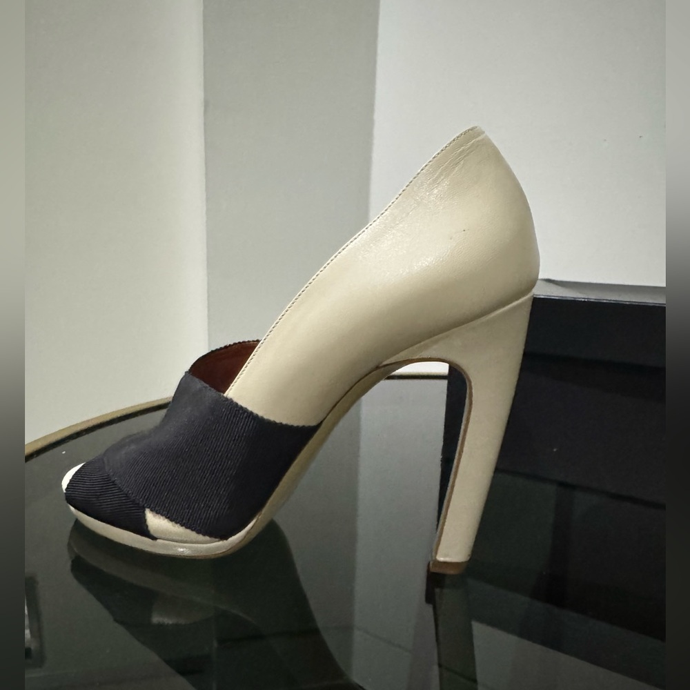 Dries Van Noten ecru leather with black fabric.designers signature curved heel. - Picture 12 of 14